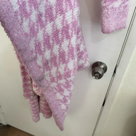 SKIMS Pink Houndstooth Cozy Robe - Picture 6 of 9